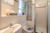 Gäste-WC mit Dusche - Solide gebaut in Schwarzenbek: „Charmantes Einfamilienhaus sucht neue Familie“