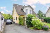 Grundstückszufahrt - Solide gebaut in Schwarzenbek: „Charmantes Einfamilienhaus sucht neue Familie“