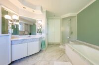 Wanne und sep. Dusche