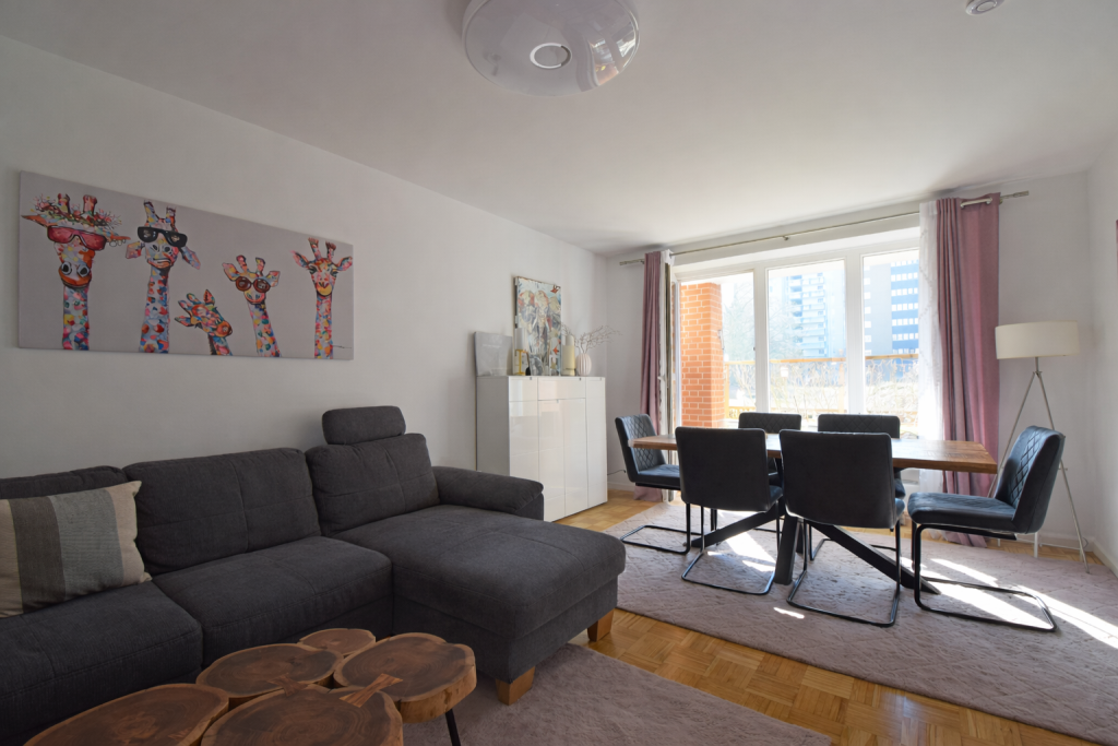 Wohnzimmer mit Zugang auf die Terasse