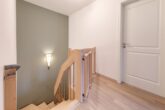 Flur im Obergeschoss - Einziehen und Wohlfühlen: „Familienfreundliche Doppelhaushälfte mit Garten“