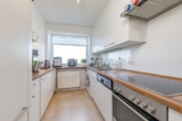 Voll ausgestattete Küche - Hoch hinaus: „Gut geschnittene 2‑Zimmer-Wohnung im Herzen von Reinbek“