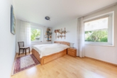 Großzügiges Schlafzimmer - Ankommen, Wohlfühlen, Zuhause sein: „Großzügiges Einfamilienhaus in zentraler Lage von Reinbek“