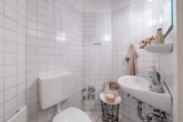 Gäste-WC - In unmittelbarer Nähe zum Lütjensee: „Vermietete Souterrainwohnung mit großzügigem Garten“