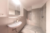 Modernes Duschbad