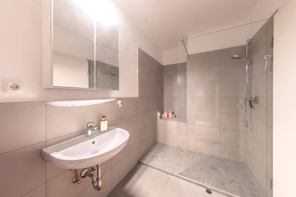Modernes Duschbad