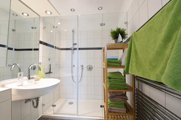 Modernes Duschbad