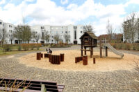 ... mit Spielplatz
