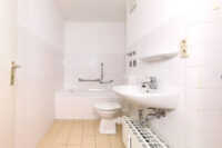 Innenliegendes Badezimmer mit Badewanne und Waschm