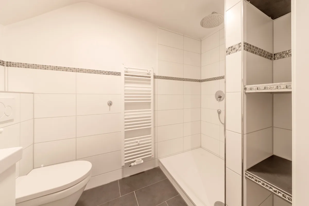 Modernes Duschbad