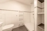 Modernes Duschbad