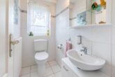 Zeitloses Gäste-WC - Familienfreundliches Wohnen: „Sympathische Doppelhaushälfte mit sonnenverwöhnter Süd-Terrasse“