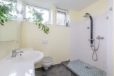 Duschbad mit Fenster - Architektonische Großzügigkeit: „Splitlevel auf traumhaften Grundstück mit schönen Ausblicken“