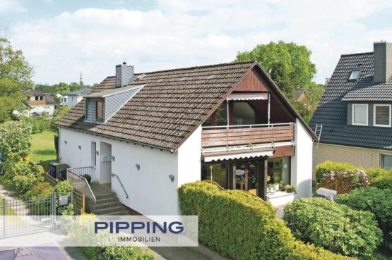 Mit Baupotential: „Teilvermietetes Einfamilienhaus mit Einliegerwohnung in Reinbek“, 21465 Reinbek, Haus