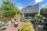 Großzügige Terrasse - Reinbek-Neuschönningstedt: „Charmante Doppelhaushälfte mit zwei Grundstücksteilen“