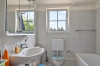 Helles Badezimmer mit Fenster
