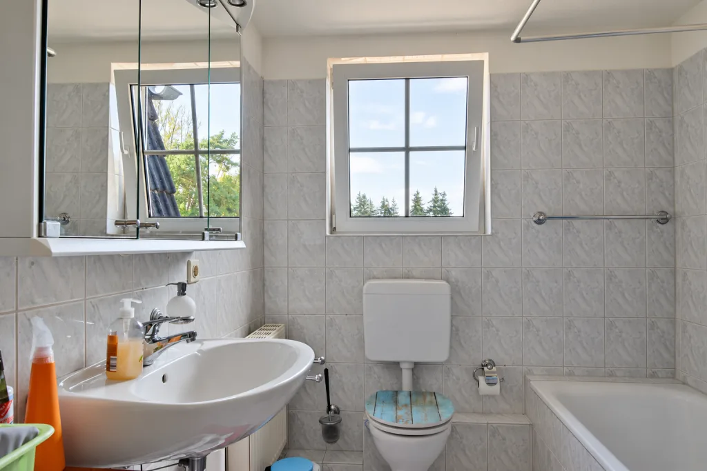 Helles Badezimmer mit Fenster
