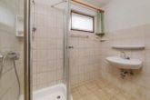 Dusche mit Fenster - Unweit des Sachsenwaldes: „Gut geschnittenes Einfamilienhaus auf Erbbaugrundstück“