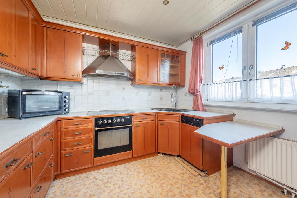Große Küche mit Fenster