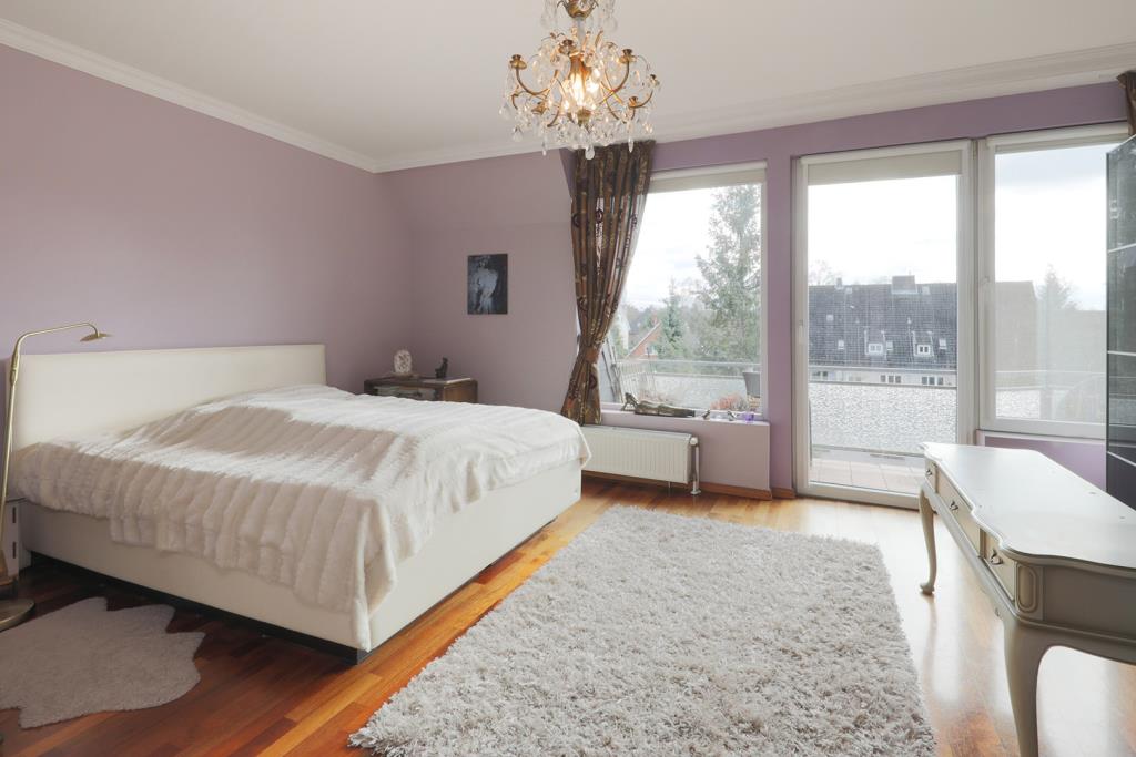 Helles Schlafzimmer mit Balkon