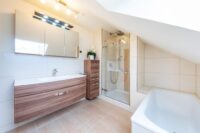 Vollbad mit sep. Dusche