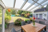 Überdachte Terrasse - Wie aus dem Bilderbuch: „Ensemblegeschütztes Zweifamilienhaus mit traumhaftem Gartenbereich“