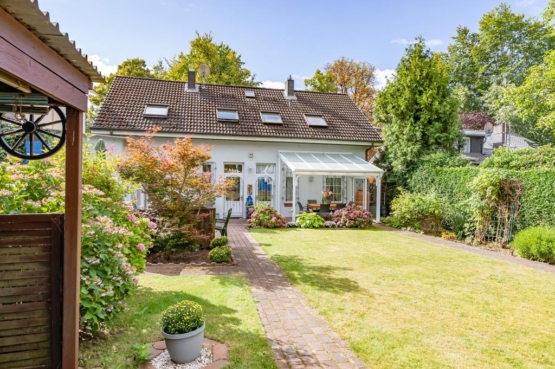 Wie aus dem Bilderbuch: „Ensemblegeschütztes Zweifamilienhaus mit traumhaftem Gartenbereich“, 21029 Hamburg, Einfamilienhaus