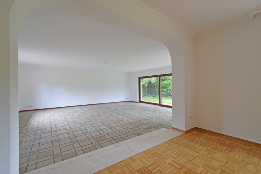 … Zugang zum Wohnzimmer.