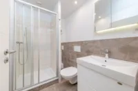 Modernes Duschbad