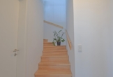 Freundlicher Aufgang - In modernem Neubau: „Stilvolle 3‑Zimmer-Maisonettewohnung mit Dachterrasse“