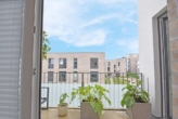... mit Zugang zur Loggia - In modernem Neubau: „Stilvolle 3‑Zimmer-Maisonettewohnung mit Dachterrasse“