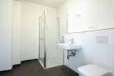 Musterbild - Badezimmer - Modernes energieeffizientes Wohnen: „Stilvolle 2‑Zimmer-Wohnung im Neubauquartier Lohbrügger Gärten“