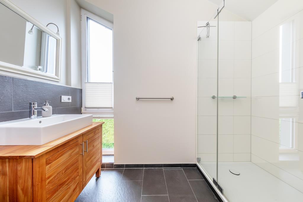 Modernes Duschbad