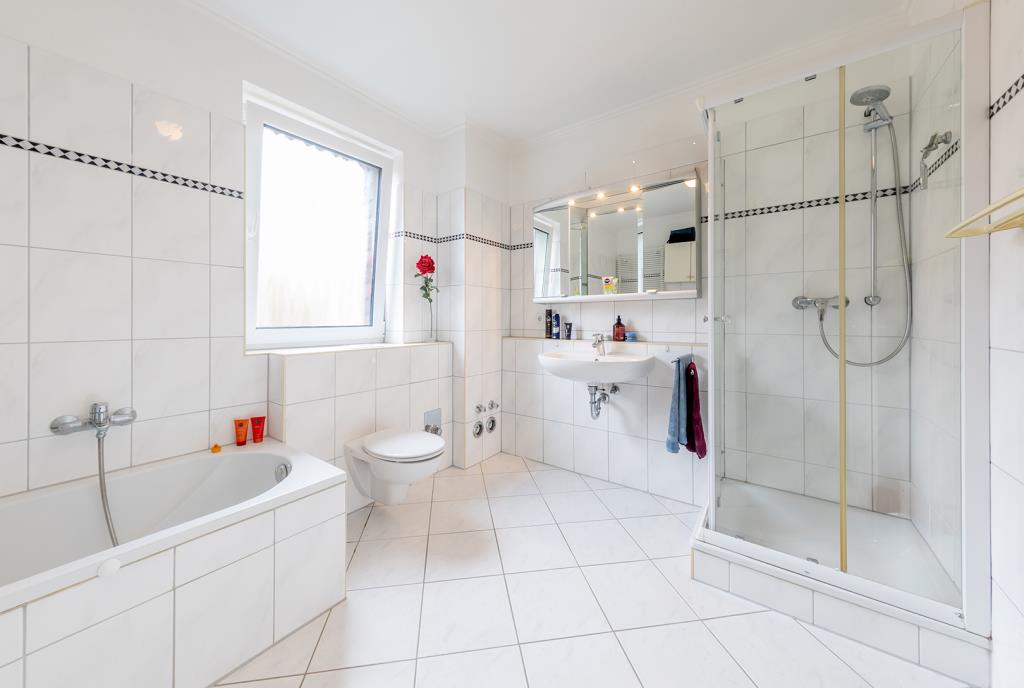 Zeitloses Vollbad mit Fenster
