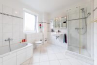 Zeitloses Vollbad mit Fenster