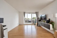 Wohnbereich mit Zugang zur Dachterrasse